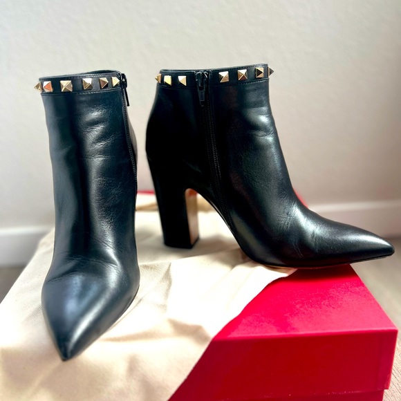 Authentic Valentino Garavani rockstud black leather ankle boot size 38 EUC  7 8 - Picture 1 of 16